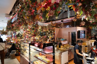 BANGKOK, THAILAND - 27 Ekim 2023: Bangkok 'taki Siam Paragon alışveriş merkezindeki Thongyoy Kafe perakende alanı.