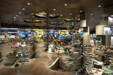 BANGKOK, THAILAND - 27 Ekim 2023: Bangkok 'taki Siyam Discovery' de sergilenen mallar.