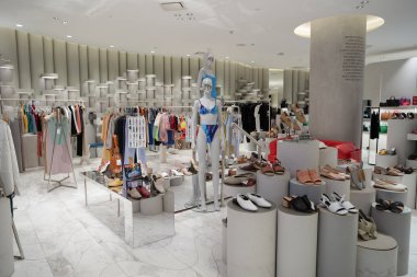 BANGKOK, THAILAND - 27 Ekim 2023: Bangkok 'taki Siyam Discovery' de sergilenen mallar.