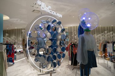 BANGKOK, THAILAND - 27 Ekim 2023: Bangkok 'taki Siyam Discovery' de sergilenen mallar.