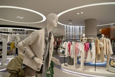 BANGKOK, THAILAND - 27 Ekim 2023: Bangkok Siam Discovery 'deki Club 21 mağazasında giyilen manken sergileniyor.