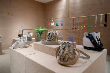 BANGKOK, THAILAND - 27 Ekim 2023: Bangkok 'taki Siam Discovery' de Pipatchara mağazasında sergilenen çantalar.