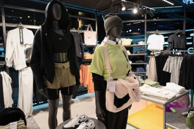BANGKOK, THAILAND - 27 Ekim 2023: Bangkok 'taki Siyam Merkezi' ndeki NIke mağazasında giysili mankenler sergileniyor.