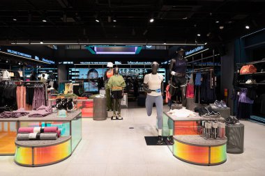 BANGKOK, THAILAND - 27 Ekim 2023: Bangkok 'taki Siyam Merkezi' ndeki Nike mağazasında giysi sergileniyor.