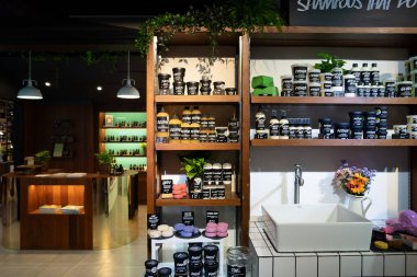 BANGKOK, THAILAND - 27 Ekim 2023: Bangkok 'taki Lush Center' da sergilenen mallar.