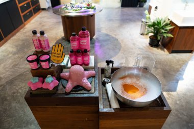 BANGKOK, THAILAND - 27 Ekim 2023: Bangkok 'taki Lush Center' da sergilenen mallar.