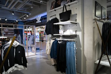 BANGKOK, THAILAND - 27 Ekim 2023: Bangkok 'taki Siyam Merkezi' ndeki Adidas Orijinalleri 'nde giysiler sergileniyor.