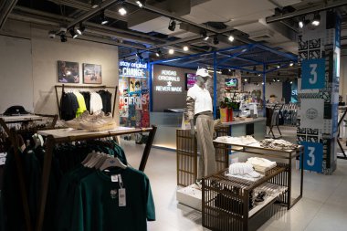 BANGKOK, THAILAND - 27 Ekim 2023: Bangkok 'taki Siyam Merkezi' ndeki Adidas Orijinalleri 'nde giysiler sergileniyor.
