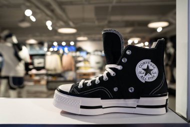 BANGKOK, THAILAND - 27 Ekim 2023: Bangkok 'taki Siyam Merkezi' ndeki Foot Locker mağazasında Converse Snicker sergileniyor. Foot Locker, Amerikan spor giyim ve ayakkabı perakendecisi..