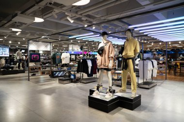 BANGKOK, THAILAND - 27 Ekim 2023: Bangkok 'taki Siam Center' daki Foot Locker mağazasında giyilmiş mankenler. Foot Locker, Amerikan spor giyim ve ayakkabı perakendecisi..