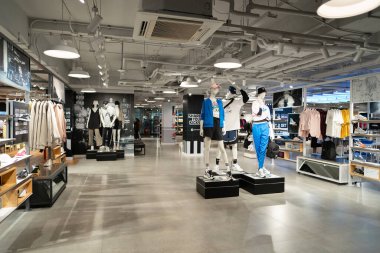 BANGKOK, THAILAND - 27 Ekim 2023: Bangkok 'taki Siam Center' daki Foot Locker mağazasında giyilmiş mankenler. Foot Locker, Amerikan spor giyim ve ayakkabı perakendecisi..