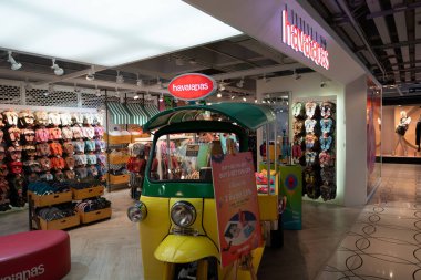 BANGKOK, THAILAND - 27 Ekim 2023: Bangkok 'taki Havaiana mağazasında parmak arası terlikler sergilendi.