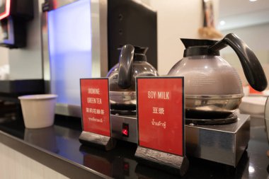 BANGKOK, THAILAND - 14 Ekim 2023: Ibis Bangkok Sathorn 'daki TASTE restoranında servis edilen yasemin yeşil çayı ve soya sütü.