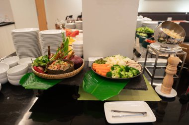 BANGKOK, THAILAND - 14 Ekim 2023: Ibis Bangkok Sathorn 'daki TASTE restoranında kahvaltı büfesi.