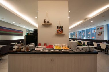 BANGKOK, THAILAND - 14 Ekim 2023: Ibis Bangkok Sathorn 'daki TASTE restoranında kahvaltı büfesi.