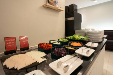 BANGKOK, THAILAND - 14 Ekim 2023: Ibis Bangkok Sathorn 'daki TASTE restoranında kahvaltı büfesi.