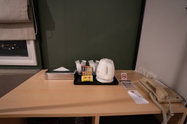 BANGKOK, THAILAND - 13 Ekim 2023: Ibis Bangkok Sathorn 'daki Superior Queen Room' daki mutfak alanı.