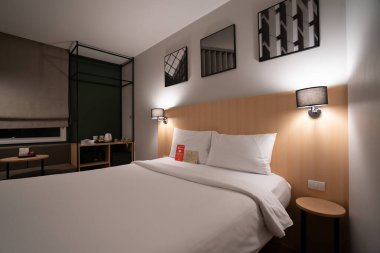 BANGKOK, THAILAND - 13 Ekim 2023: Ibis Bangkok Sathorn 'daki Superior Queen Room' un iç çekimi.