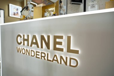 BANGKOK, THAILAND - 09 Aralık 2023: Chanel Wonderland tabelası Bangkok 'taki Chanel mağazasında görüldü.