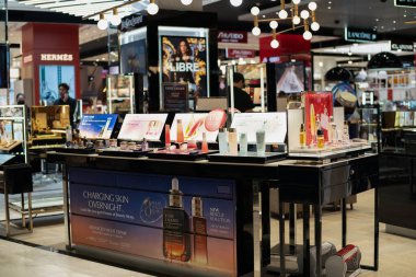 BANGKOK, THAILAND - 09 Aralık 2023: Estee Lauder kozmetik ürünleri Bangkok Merkez Mağazası 'nda sergileniyor.