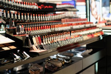 BANGKOK, THAILAND - 09 ARALIK 2023: Hristiyan Dior rujları Bangkok Merkez Mağazasında sergileniyor.