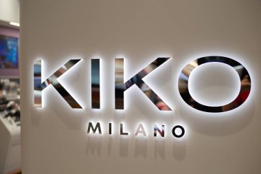 BANGKOK, THAILAND - 09 ARALIK 2023: Bangkok 'taki Merkez Mağazası' nda Kiko Milano tabelasının yakın plan çekimi.