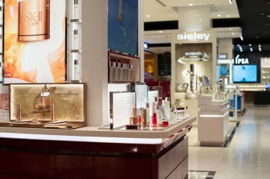 BANGKOK, THAILAND - 09 Aralık 2023: SK-II kozmetik ürünleri Bangkok Merkez Mağazasında sergileniyor.