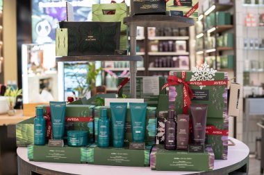 BANGKOK, THAILAND - 09 Aralık 2023: Bangkok 'taki Merkez Mağazasında Aveda kozmetik ürünleri sergileniyor.