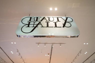 BANGKOK, THAILAND - 27 Ekim 2023: Bangkok 'taki Siyam Paragon' da Güzellik Salonu tabelası.