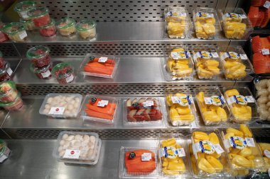 BANGKOK, THAILAND - 26 Ekim 2023: Bangkok 'taki Gourmet Market' te meyveler sergileniyor.