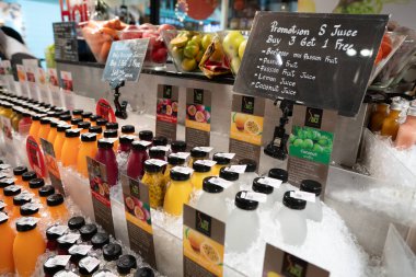 BANGKOK, THAILAND - 26 Ekim 2023: Bangkok 'taki Gourmet Market Terminali 21' de taze meyve suları sergileniyor.