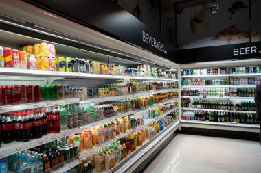 BANGKOK, THAILAND - 26 Ekim 2023: Bangkok 'taki Gourmet Market' te içkiler sergileniyor.