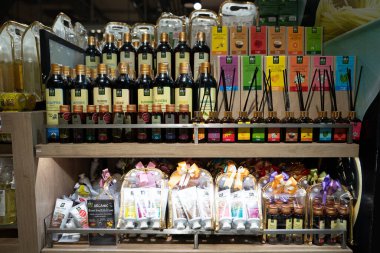 BANGKOK, THAILAND - 26 Ekim 2023: Bangkok 'taki Gourmet Market' te gıda harici perakende ürünler.