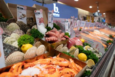BANGKOK, THAILAND - 27 Ekim 2023: Bangkok 'taki Gurme Market' te deniz ürünleri sergileniyor.