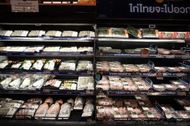 BANGKOK, THAILAND - 27 Ekim 2023: Bangkok 'taki Gurme Market' te et ürünleri sergileniyor.