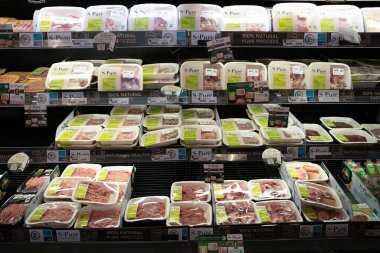 BANGKOK, THAILAND - 27 Ekim 2023: Bangkok 'taki Gurme Market' te et ürünleri sergileniyor.