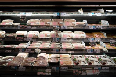 BANGKOK, THAILAND - 27 Ekim 2023: Bangkok 'taki Gurme Market' te et ürünleri sergileniyor.