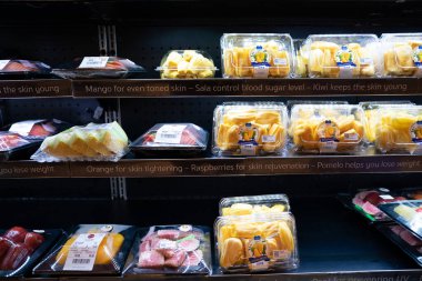 BANGKOK, THAILAND - 27 Ekim 2023: Bangkok 'taki Gurme Market' te meyveler sergileniyor.