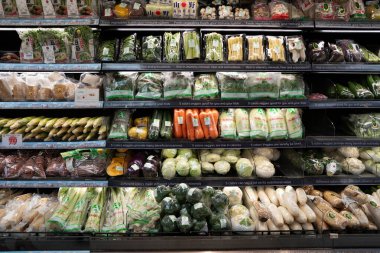 BANGKOK, THAILAND - 27 Ekim 2023: Bangkok 'taki Gurme Pazarı' nda sebzeler sergileniyor.