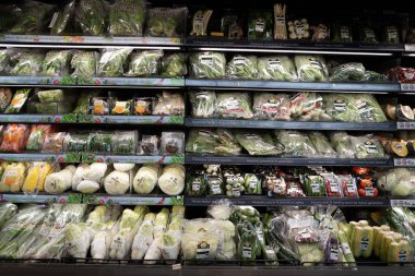 BANGKOK, THAILAND - 27 Ekim 2023: Bangkok 'taki Gurme Pazarı' nda sebzeler sergileniyor.