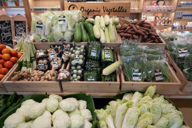 BANGKOK, THAILAND - 27 Ekim 2023: Bangkok 'taki Gurme Pazarı' nda sebzeler sergileniyor.