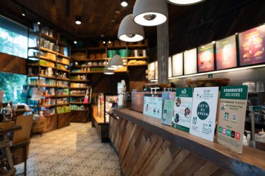 BANGKOK, THAILAND - 27 EKİM 2023: Bangkok 'taki Starbucks Coffee' de perakende satış alanı.