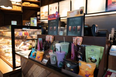 BANGKOK, THAILAND - 27 EKİM 2023: Bangkok 'taki Starbucks Coffee' de perakende satış alanı.