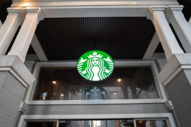 BANGKOK, THAILAND - 27 Ekim 2023: Bangkok 'taki Starbucks Kahvesi' nin girişinde çift kuyruklu denizkızı işareti.