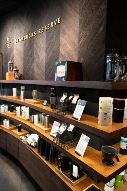 BANGKOK, THAILAND - 27 Ekim 2023: Bangkok 'taki Starbucks Kahve' de sergilenen mallar.