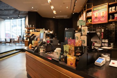BANGKOK, THAILAND - 27 EKİM 2023: Bangkok 'taki Starbucks Coffee' de perakende satış alanı.