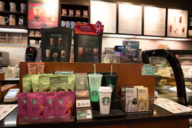 BANGKOK, THAILAND - 27 EKİM 2023: Bangkok 'taki Starbucks Coffee' de perakende satış alanı.