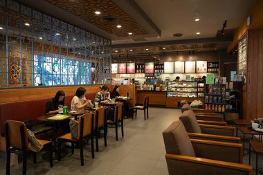 BANGKOK, THAILAND - 27 Ekim 2023: Bangkok 'taki Starbucks Kahvesi' nin dahili çekimi.