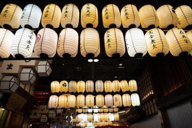 BANGKOK, THAILAND - 26 Ekim 2023: Terminal 21 alışveriş merkezinde birçok fener görüldü.