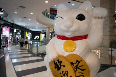 BANGKOK, THAILAND - 26 Ekim 2023: Terminal 21 alışveriş merkezi olarak görülen büyük maneki-neko figürü.